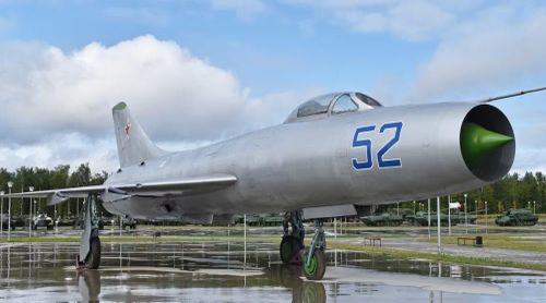 Su-7 ban đầu được phát triển với vai trò tiêm kích. Tuy nhiên, quá trình sử dụng đã cho thấy thiết kế này có thể thích hợp với nhiệm vụ tấn công mặt đất.