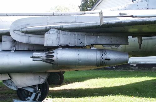 Từ đây, Sukhoi tiếp tục phát triển hướng thiết kế cường kích, dẫn tới sự ra đời của Su-7B và các biến thể chuyên thực hiện nhiệm vụ không đối đất.