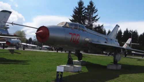 Dù còn nhiều hạn chế, Su-7 có ý nghĩa quan trọng trong lịch sử thiết kế của Sukhoi. Nó cho thấy Liên Xô đã lựa chọn một hướng đi rõ ràng: khai thác động cơ phản lực và cánh xuôi để đạt tốc độ rất cao, sau đó từng bước điều chỉnh thiết kế cho nhiệm vụ cường kích.