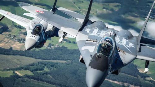 Thiết kế này giúp F-16 có khả năng cơ động tốt và duy trì khả năng kiểm soát ở góc tấn lớn.