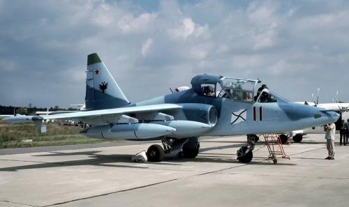 A-10 lại phát triển từ yêu cầu của Mỹ về khả năng chống tăng và hỗ trợ lực lượng mặt đất trong một cuộc chiến tranh quy mô lớn ở châu Âu.