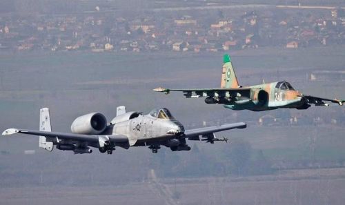 Su-25 và A-10 thường được đặt cạnh nhau vì đều là những máy bay cường kích nổi tiếng được thiết kế cho nhiệm vụ hỗ trợ trực tiếp bộ binh.