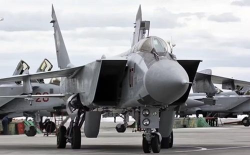 Máy bay cũng có khả năng trao đổi dữ liệu với những chiếc MiG-31 khác và các hệ thống phòng không, giúp mở rộng khả năng nhận thức tình huống trên không.