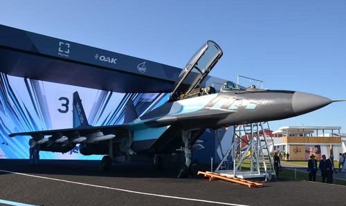 Điểm thay đổi lớn nằm ở hệ thống điện tử. MiG-35 được thiết kế với radar mảng pha điện tử chủ động Zhuk-A/AM trong cấu hình được Nga giới thiệu, cùng hệ thống tìm kiếm và theo dõi hồng ngoại.