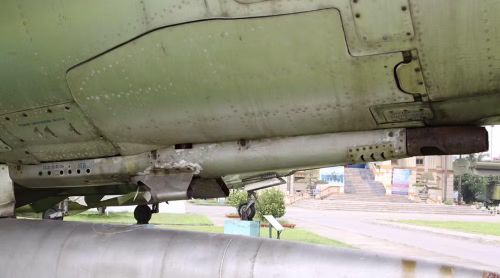 Nhưng MiG-21 cũng cho thấy một nghịch lý. Một chiếc máy bay được tối ưu cho tốc độ và đánh chặn lại có không gian hạn chế để mang nhiều vũ khí. Vì vậy, pháo tích hợp trên máy bay phải cân bằng giữa trọng lượng, cơ số đạn và hỏa lực.
