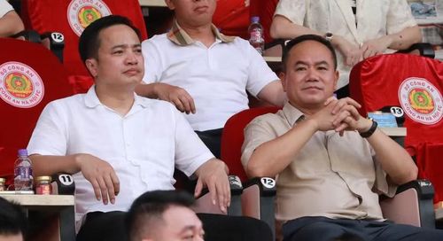 Trung tướng, Anh hùng Lực lượng vũ trang nhân dân Nguyễn Thanh Tùng, Ủy viên Ban Thường vụ Thành ủy, Bí thư Đảng ủy, Giám đốc CATP Hà Nội (bên phải) cùng Trung tướng, Anh hùng Lực lượng vũ trang nhân dân Mai Hoàng, Ủy viên Ban Thường vụ Thành ủy, Bí thư Đảng ủy, Giám đốc CATP Hồ Chí Minh dự khán trận đấu