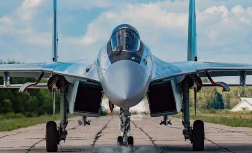 Su-35 lại đi theo hướng khác. Đây là tiêm kích 1 chỗ, được phát triển sâu từ nền tảng Su-27 và được xếp vào thế hệ 4++.