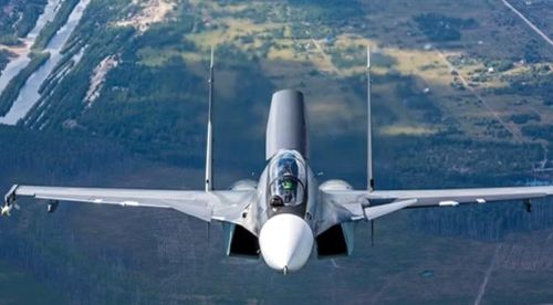Sự khác biệt giữa 2 dòng vì thế nằm nhiều ở cách chúng được sử dụng. Su-30 với 2 phi công phù hợp với những nhiệm vụ đòi hỏi quản lý nhiều hệ thống và thời gian hoạt động dài.