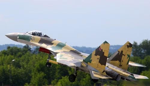 Su-35 lại tập trung vào khả năng của một tiêm kích 1 chỗ có hệ thống cảm biến, động cơ và điện tử được nâng cấp mạnh.