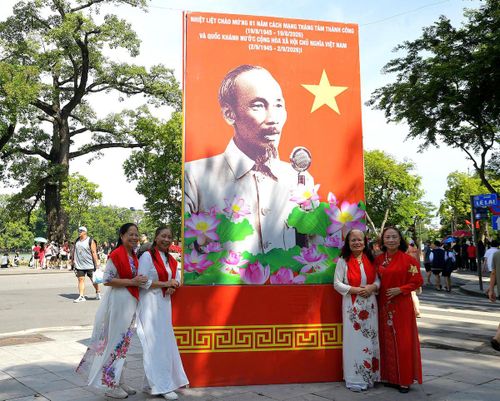 Không chỉ là điểm tham quan nổi tiếng, khu vực hồ Hoàn Kiếm còn là không gian văn hóa công cộng, nơi người dân và du khách có thể cảm nhận rõ nét sự giao thoa giữa nhịp sống hiện đại với những giá trị truyền thống của Hà Nội.