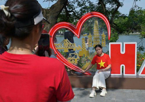 Trang phục áo cờ đỏ sao vàng để chụp ảnh, lưu giữ những kỷ niệm trong dịp Quốc khánh.