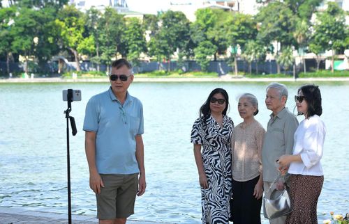 Hồ Hoàn Kiếm trong ngày nghỉ lễ là nơi hội tụ của nhiều thế hệ, nhiều vùng miền và những vị khách đến từ khắp nơi trên thế giới.