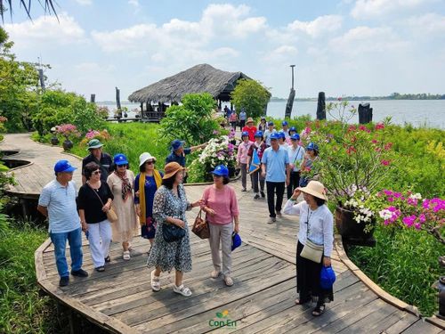 Du khách tham quan, trải nghiệm không gian sinh thái tại Khu du lịch sinh thái Cồn Én. (Ảnh: Nguyễn Ngọc).
