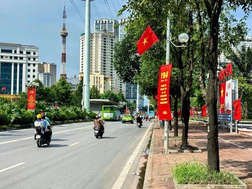 Rực rõ những tuyến đường. Ảnh PV