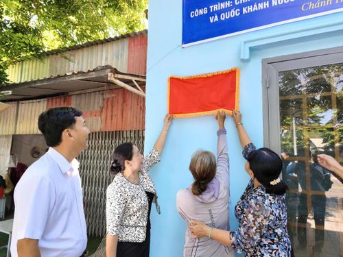 Trao nhà Đại đoàn kết cho hộ bà Nguyễn Thị Cúc tại phường Chánh Hiệp. Ảnh: Q.Đ.