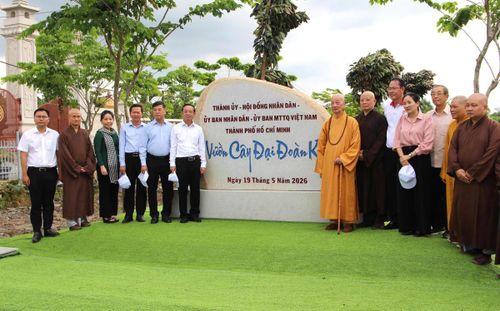 Lãnh đạo TPHCM và Lãnh đạo Trung ương Giáo hội Phật giáo Việt Nam chứng kiến ra mắt “Vườn cây Đại đoàn kết” tại Công viên Văn hóa Láng Le. Ảnh: Q.Đ.