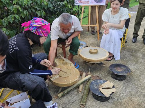 Du khách tham dự thích thú trải nghiệm với không gian văn hóa, nghệ thuật đặc sắc, truyền thống của các đồng bào dân tộc tỉnh Sơn La. Ảnh: T.H.