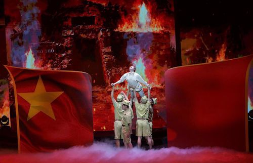 Chương trình gồm 3 chương với 15 tiết mục, kết hợp ca, múa, nhạc, lời bình cùng hệ thống âm thanh, ánh sáng và các công nghệ trình diễn hiện đại như hologram, laser, LED 3D... tạo nên một không gian nghệ thuật giàu cảm xúc, có chiều sâu tư tưởng và sức hấp dẫn đương đại.