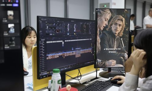  Các nhân viên tại một công ty sản xuất phim ngắn. Ảnh: VCG. 