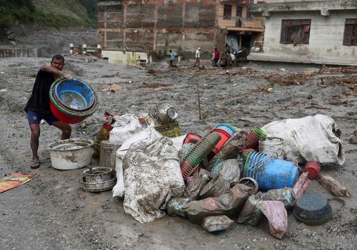 Thiệt hại tại biên giới Nepal-Trugn Quốc sau trận lũ. Ảnh: Reuters.