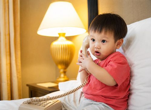 Một số thói quen trong sinh hoạt hàng ngày có thể làm giảm cơ hội để trẻ nghe và sử dụng ngôn ngữ. Ảnh: Shutterstock.