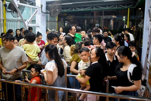 Theo ghi nhận của Tri Thức - Znews, từ khi áp dụng chính sách miễn vé vào cổng, lượng khách đến tăng nhanh, đặc biệt vào cuối tuần. Hoàng Triệu, nhân viên bộ phận kỹ thuật điện, cho biết những ngày qua, toàn đội ngũ gần như hoạt động hết công suất để đảm bảo các trò chơi vận hành trơn tru, mang đến trải nghiệm an toàn cho khách.