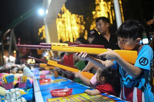 Tuy nhiên, phần lớn các khu vui chơi không mất quá nhiều thời gian chờ. Nhờ miễn vé vào cổng, khách có thể vào thẳng bên trong mà không phải xếp hàng mua hoặc xuất vé, giúp rút ngắn thời gian chờ đợi.