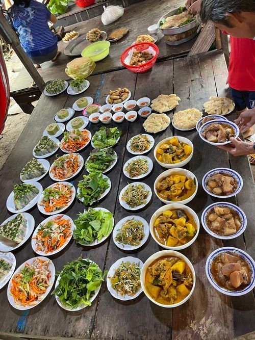 Thịt kho trứng cùng cà ri gà, gỏi, bánh chưng, chả giò... trong mâm giỗ nhà chị Ngọc Phượng. Ảnh: NVCC.