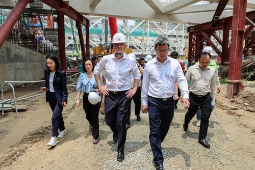 Trong bối cảnh chịu sức ép trước cuộc bầu cử FIFA năm 2027, việc Infantino tăng cường quan hệ với các liên đoàn ngoài châu Âu cũng mang ý nghĩa chính trị đáng kể.