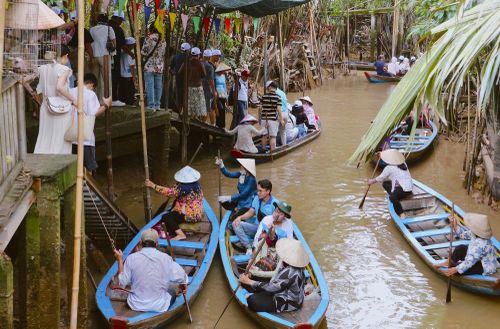 Tại cầu bến, các đoàn khách lần lượt xuống thuyền, ảnh chụp khoảng 11h, ngày 30/8. Ảnh: Trúc Hồ.