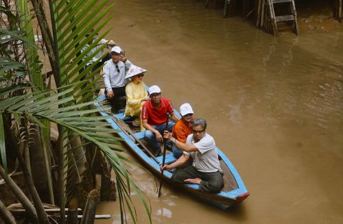  Khách ngồi xuồng ba lá đi trên rạch Bà Ngoạn, ảnh chụp lúc 12h, ngày 30/8. Ảnh: Trúc Hồ.