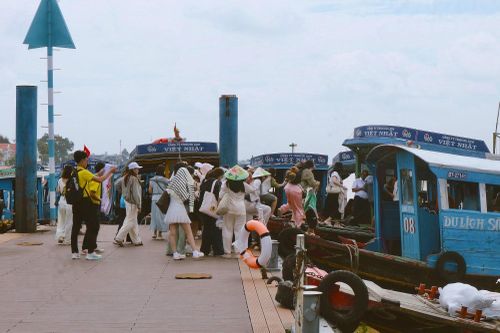 Lượng khách lần lượt xuống tàu du lịch di chuyển sang cồn lúc 9h, ngày 30/8. Ảnh: Trúc Hồ. 