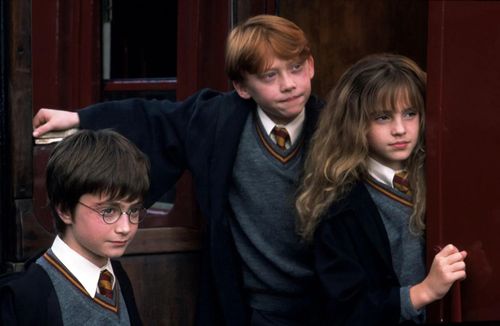  Đến dịp kỷ niệm 20 năm phát hành vào năm 2017, Harry Potter và Hòn đá Phù thủy đã bán ra khoảng 120 triệu bản. Thành công của cuốn sách này vượt xa những phần tiếp theo, đồng thời đặt nền móng cho thương hiệu điện ảnh Harry Potter đình đám. Ảnh: Warner Bros.