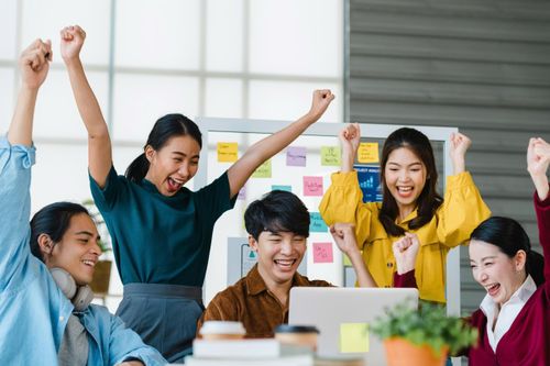  Nhiều người ban đầu hào hứng khi có được công việc mơ ước, nhưng sau một thời gian lại dần quen thuộc, mất hứng thú và bắt đầu bất mãn với lương thưởng, đồng nghiệp hay môi trường làm việc. Ảnh: Magnific. 