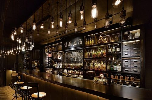 Spencer Huang mở quán cocktail trước khi trở về công ty gia đình. Ảnh: R&D Cocktail Lab.
