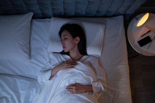 Uống cà phê cách 9 tiếng trước khi ngủ giúp tránh tình trạng khó ngủ. Ảnh: Cottonbro studio/Pexels.