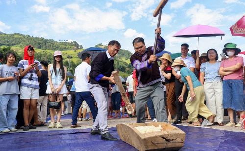 Với người Mông ở Mù Cang Chải, bánh giày không chỉ là món ăn truyền thống mà còn giữ vị trí đặc biệt trong đời sống văn hóa, tâm linh. Bánh thường xuất hiện trong các dịp Tết, lễ hội và trên mâm cỗ dâng cúng tổ tiên, thể hiện lòng biết ơn nguồn cội, sự gắn kết giữa các thành viên trong gia đình, cộng đồng và những ước vọng tốt đẹp trong cuộc sống