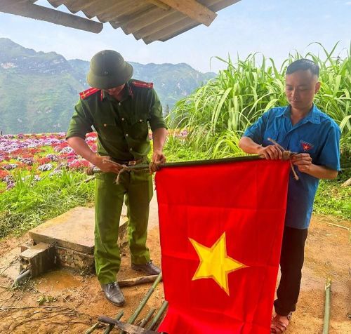 Những lá cờ được trao tận tay các hộ dân không chỉ góp thêm sắc màu trong những ngày Tết Độc lập mà còn lan tỏa lòng yêu nước, niềm tự hào dân tộc và ý thức trách nhiệm trong bảo vệ chủ quyền biên giới