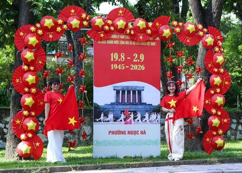 Nhiều người dân mặc áo cờ đỏ sao vàng, lưu lại khoảnh khắc đáng nhớ tại khu vực check in trên phố Kim Mã