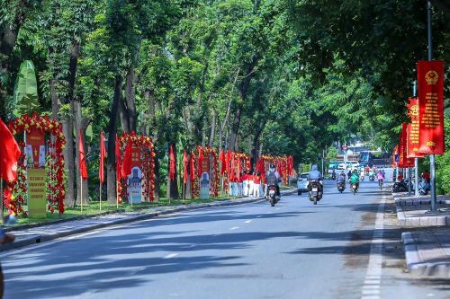 Phố Kim Mã rực rỡ cờ hoa và là điểm check in được nhiều người lựa chọn