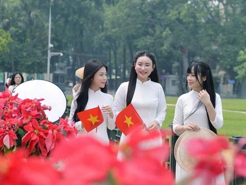 Những thiếu nữ trong tà áo dài lưu lại khoảnh khắc thanh xuân tại Lăng Bác