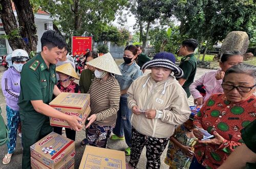 Niềm phấn khởi của bà con khi nhận những phần quà ý nghĩa từ cán bộ, chiến sĩ Đồn Biên phòng Long Sơn