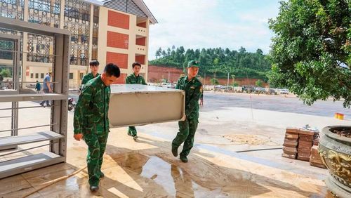 Bộ đội Biên phòng giúp đỡ các trường phổ thông nội trú trên biên giới tỉnh Lào Cai. (Ảnh: CÔNG HẢI)