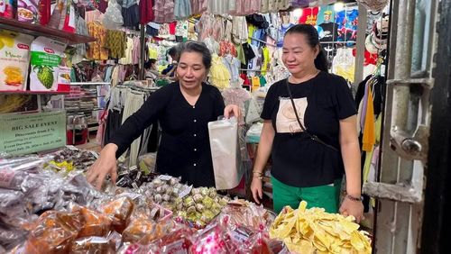 Tiểu thương chợ Tân Định gắn bó lâu năm với các gian hàng của mình. (Ảnh: QuANG QUÝ)