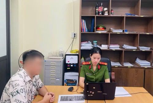 Công an phường Cửa Ông làm việc với trường hợp bình luận nội dung xấu độc vào bài đăng của phản động. (Ảnh: Công an Quảng Ninh)