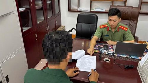 Công an phường Cẩm Phả làm việc với trường hợp đăng tải thông tin sai sự thật trên mạng xã hội. (Ảnh: Công an Quảng Ninh)