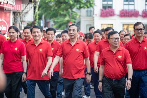 Các đại biểu tham gia đi bộ tại khu vực Hồ Hoàn Kiếm. (Ảnh: MINH DUY)