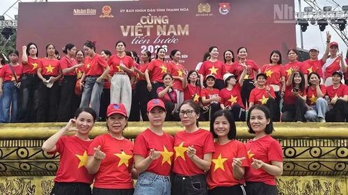 Người dân check-in Cùng Việt Nam tiến bước. (Ảnh: Mai Luận)