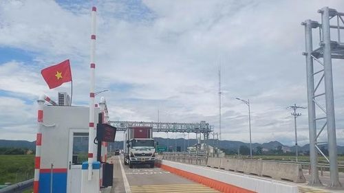 Một trạm thu phí ETC trên tuyến cao tốc bắc-nam. (Ảnh: KHÁNH HỒNG)