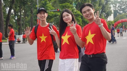 Các bạn trẻ tham gia đi bộ.